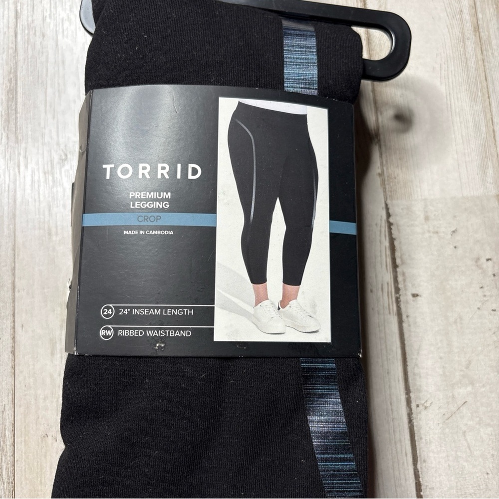 Torrid Premium Crop Leggings Foiled Deep Black
Size 4X (26) NWT! - Picture 13 of 15